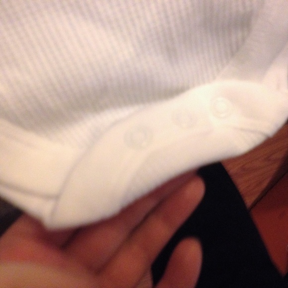 White Long sleeved ls BODYSUIT 24m 24 Snap henley - Picture 3 of 3